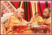 Swamishri performs pujan of Shri Harikrishna Maharajvv