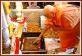 Swamishri reverentially touches the imprints of Bhagwan Swaminarayan