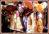 Swamishri offers prayers