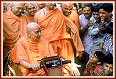 Swamishri happily converses with youths