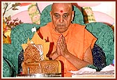 Swamishri prays to Shri Harikrishna Maharaj
