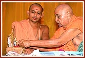 Swamishri adorns Thakorji with an ornament