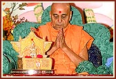 Swamishri bows to all after puja