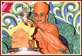 Performs the fifth and final arti of Thakorji in the festival&nbsp;