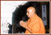 Swamishri prays in Akshar Deri and does darshan of Thakorji before leaving for Mumbai for a medical check-up