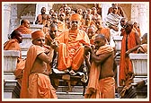 Swamishri prays in Akshar Deri and does darshan of Thakorji before leaving for Mumbai for a medical check-up