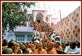 Swamishri prays in Akshar Deri and does darshan of Thakorji before leaving for Mumbai for a medical check-up