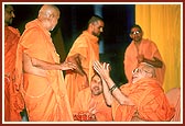 Swamishri meets Pujya Balmukund Swami