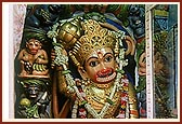 On Kali Chaudash day, Swamishri performs Hanuman pujan and arti