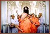 On Kali Chaudash day, Swamishri performs Hanuman pujan and arti