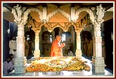 Swamishri doing darshan and pradakshina at Yogi Smruti Mandir