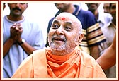 Swamishri in a jovial and responsive mood