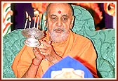 &nbsp;&nbsp;After his morning puja, Swamishri performs arti of Shri Harikrishna Maharaj