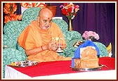 &nbsp;&nbsp;After his morning puja, Swamishri performs arti of Shri Harikrishna Maharaj