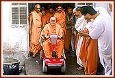 &nbsp;&nbsp;Swamishri on a round to see the preparation of food items for Annakut