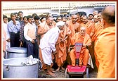 &nbsp;&nbsp;Swamishri on a round to see the preparation of food items for Annakut