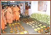 Swamishri personally observes the various food items for Annakut&nbsp;&nbsp;
