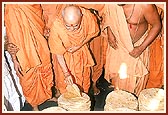 Swamishri personally observes the various food items for Annakut&nbsp;&nbsp;