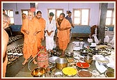 Swamishri personally observes the various food items for Annakut&nbsp;&nbsp;