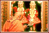 Swamishri performs arti of Thakorji