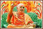 Swamishri happily gesticulates and blesses the congregation for the coming New Year&nbsp;&nbsp;