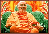 Swamishri happily gesticulates and blesses the congregation for the coming New Year&nbsp;&nbsp;
