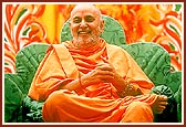 Swamishri happily gesticulates and blesses the congregation for the coming New Year&nbsp;&nbsp;