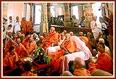 Swamishri and sadhus sing thal before Thakorji