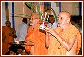 Swamishri performs Annakut arti