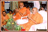 Swamishri and sadhus sing thal before Thakorji