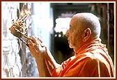 ... performs arti of Thakorji