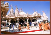 Swamishri arrives for darshan of Thakorji from Mumbai