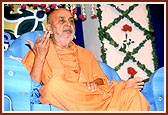 Swamishri blesses the satsang assembly