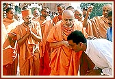 Swamishri blesses a youth