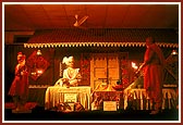 Swamishri performs arti to celebrate its 199th anniversary 