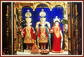 Darshan of Shri Harikrishna Maharaj and Shri Laxminarayan Dev on Dev Diwali Day