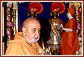 On the occasion of the 199th anniversary of the arti "Jai Sadguru Swami ..." composed by Muktanand Swami in Kalvani, Swamishri performs arti of Thakorji in the mandir 