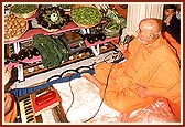 Swamishri prays to Akshar Purushottam Maharaj
