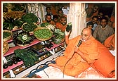 After arti, Swamishri explains, by taking a brinjal, white radish and 'galka' in hand, that the vegetables have become consecrated through the association of Thakorji &nbsp;&nbsp;