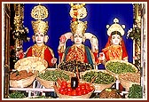 On the occasion of Dev Diwali, an Annakut of fresh vegetables was arranged before Thakorji