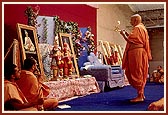 Swamishri performs the pratishtha arti of murtis for both mandirs