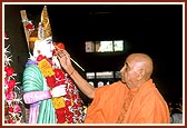 ... performs murti pratishtha rituals