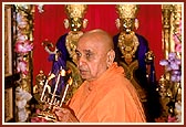 Swamishri performs Shangar arti on Kartik Purnima day