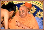 After giving 'janoi' Swamishri advises the kishore