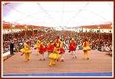 Balaks perform a folk dance during Swamishri's morning puja 