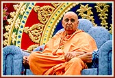 Swamishri during the Kartiki Purnima assembly