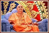 Swamishri blesses the assembly
