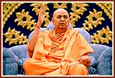 Swamishri addresses the Kartiki Purnima assembly of more than 15,000 devotees