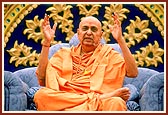 Swamishri addresses the Kartiki Purnima assembly of more than 15,000 devotees