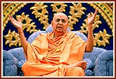 Swamishri addresses the Kartiki Purnima assembly of more than 15,000 devotees